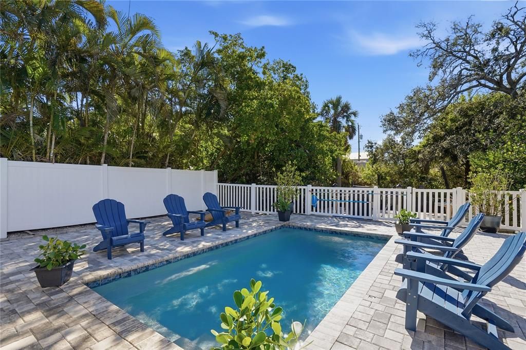 For Sale: $454,000 (2 beds, 1 baths, 838 Square Feet)