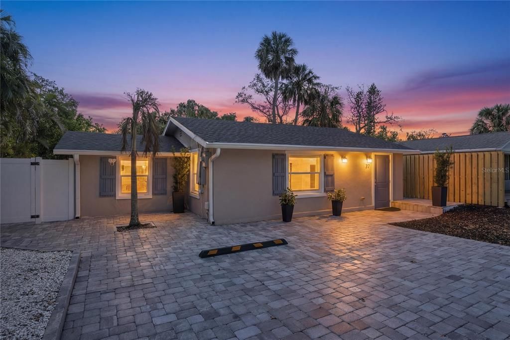 For Sale: $454,000 (2 beds, 1 baths, 838 Square Feet)