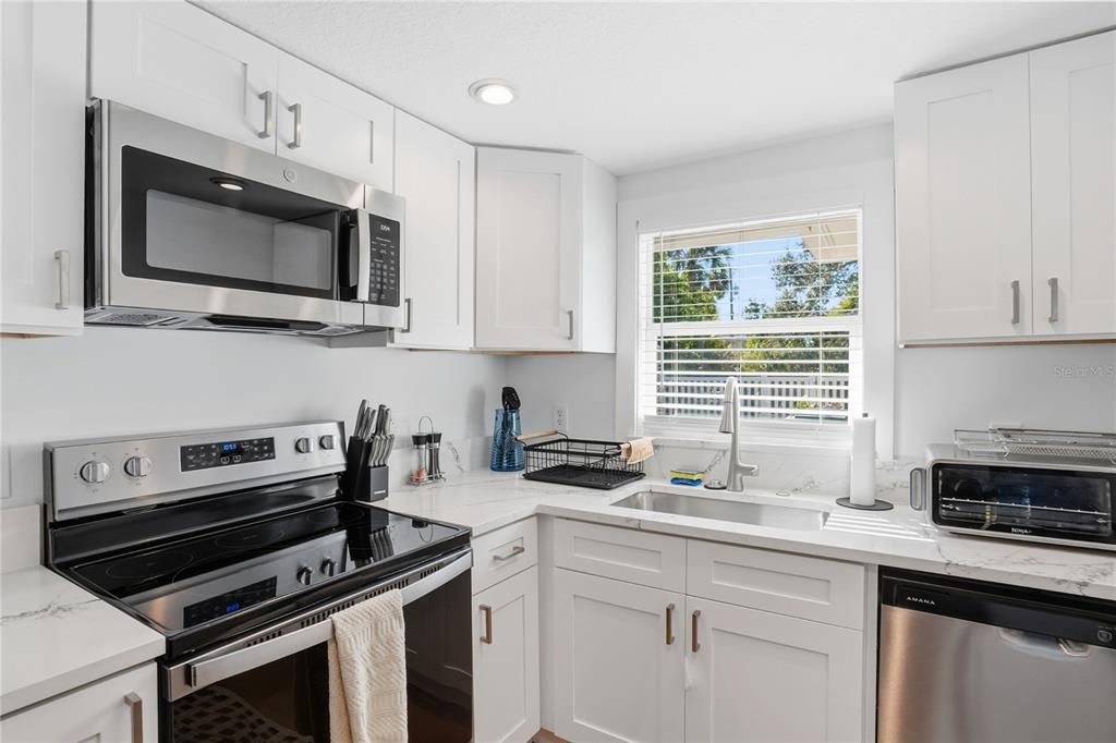 For Sale: $454,000 (2 beds, 1 baths, 838 Square Feet)
