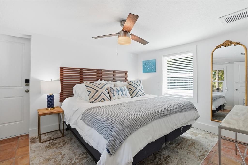 For Sale: $454,000 (2 beds, 1 baths, 838 Square Feet)