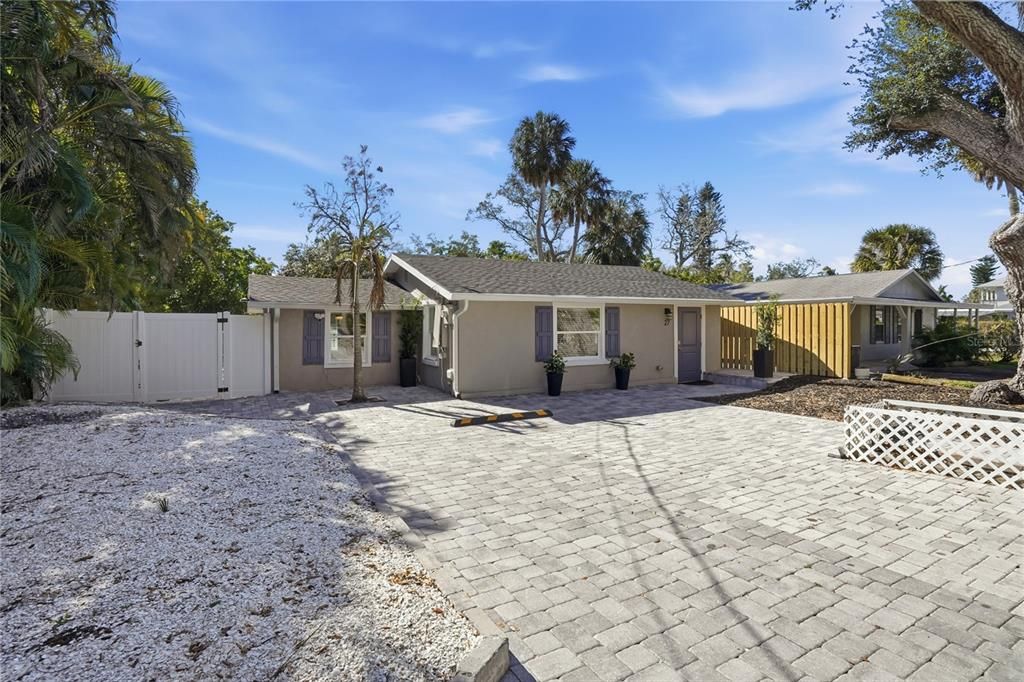 For Sale: $454,000 (2 beds, 1 baths, 838 Square Feet)