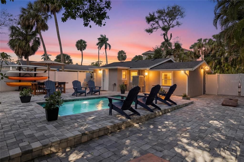For Sale: $454,000 (2 beds, 1 baths, 838 Square Feet)