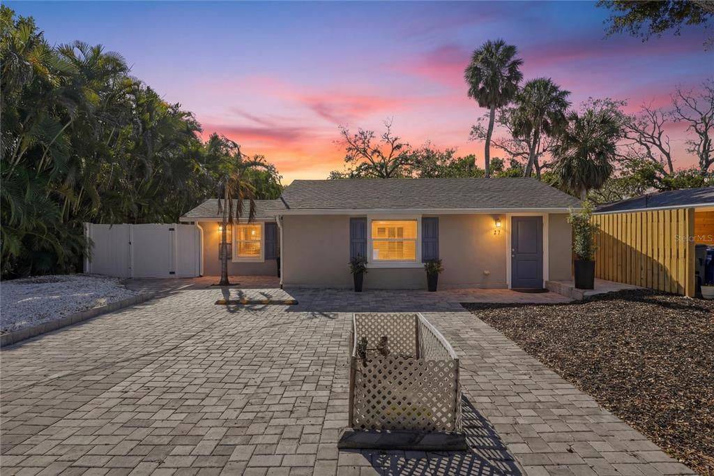 For Sale: $454,000 (2 beds, 1 baths, 838 Square Feet)