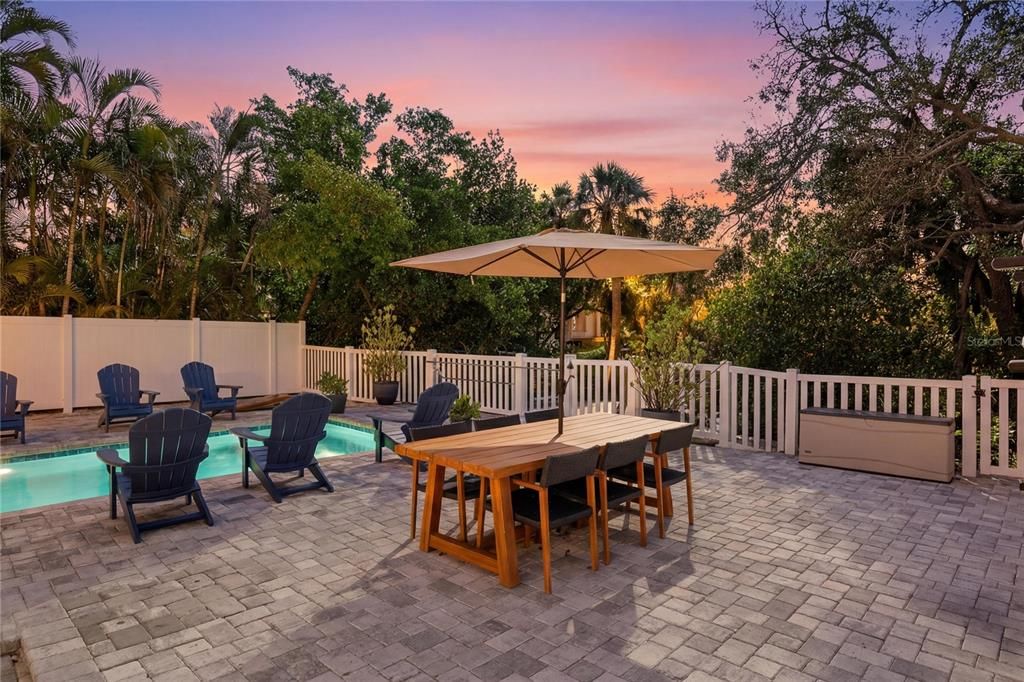 For Sale: $454,000 (2 beds, 1 baths, 838 Square Feet)