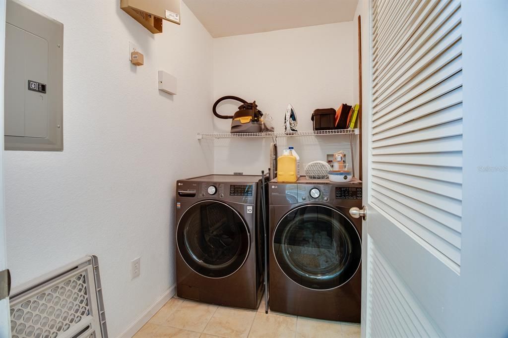 На продажу: $249,900 (2 спален, 1 ванн, 1130 Квадратных фут)