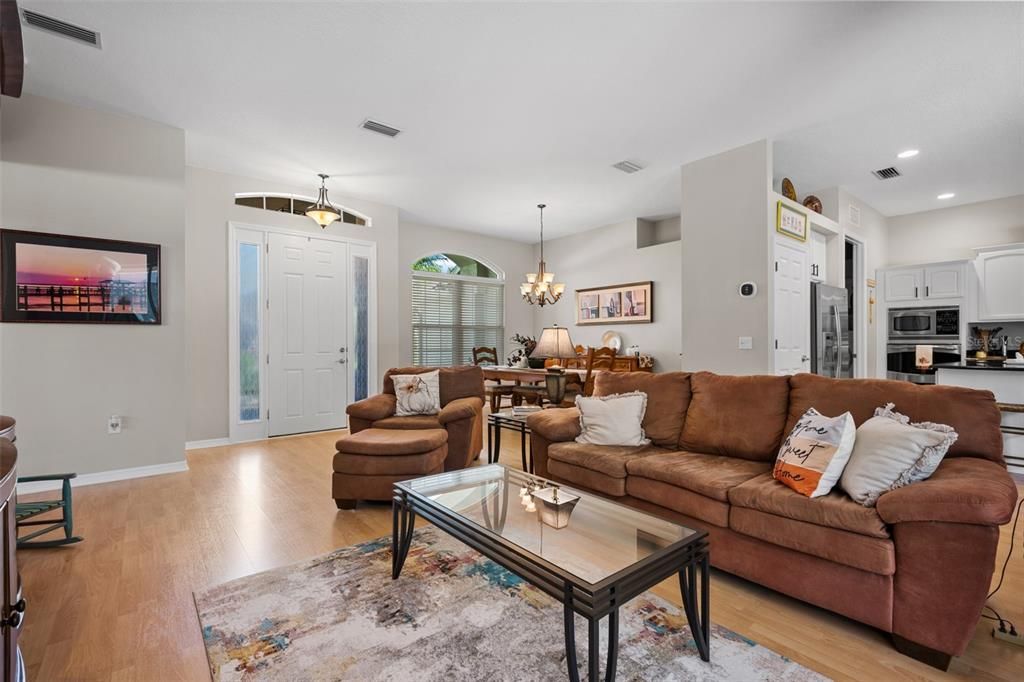 En Venta: $589,700 (3 camas, 3 baños, 2437 Pies cuadrados)