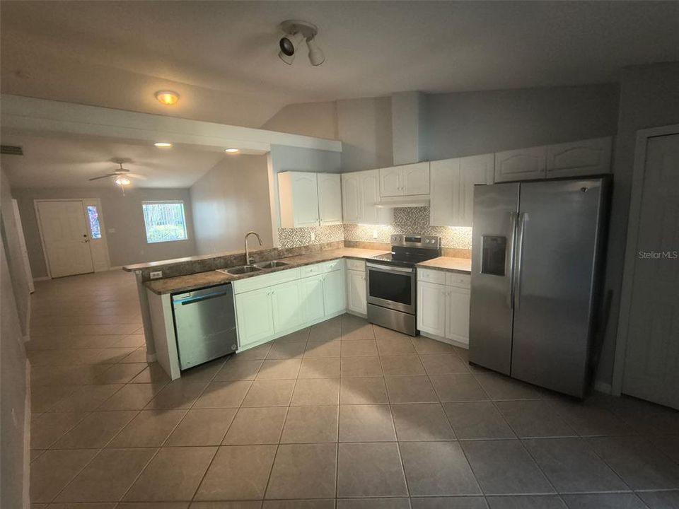 For Rent: $1,600 (3 beds, 2 baths, 1376 Square Feet)