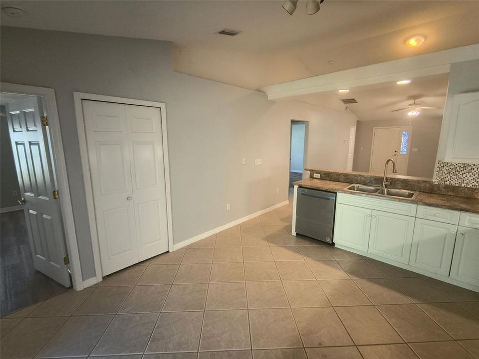 For Rent: $1,600 (3 beds, 2 baths, 1376 Square Feet)