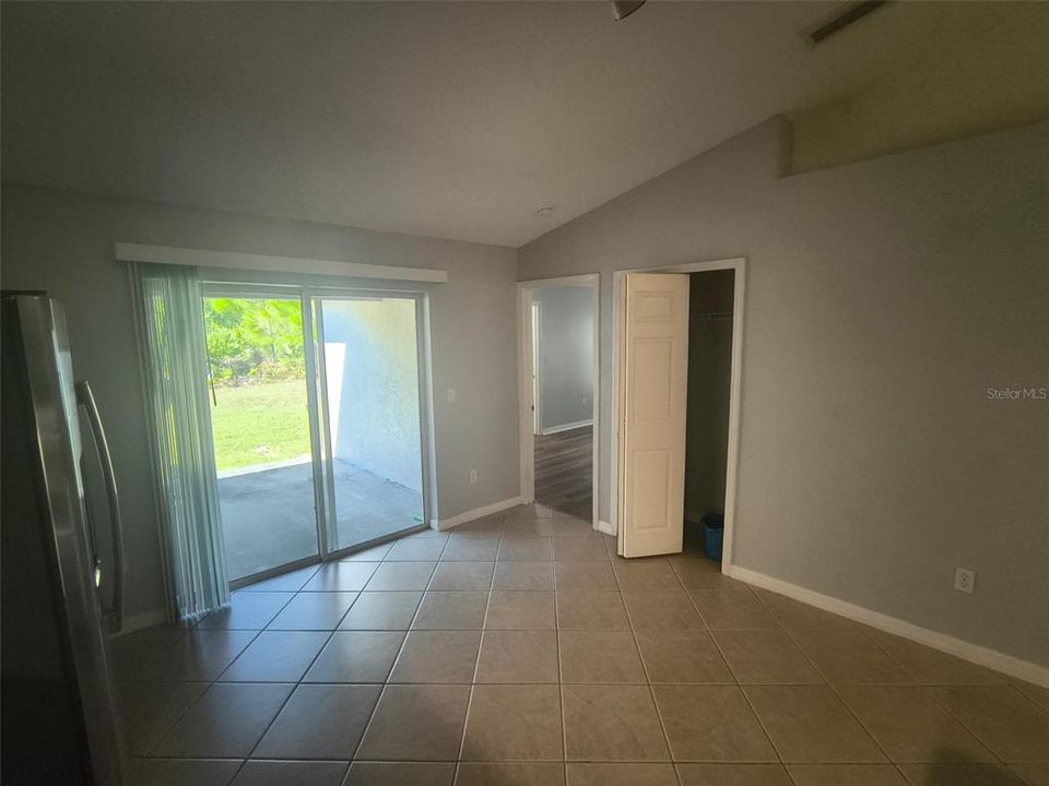 For Rent: $1,600 (3 beds, 2 baths, 1376 Square Feet)
