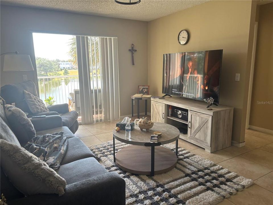 For Rent: $1,295 (1 beds, 1 baths, 701 Square Feet)