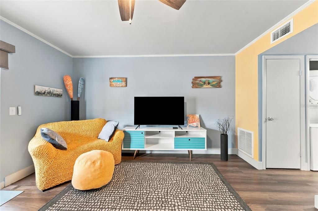 For Sale: $345,000 (1 beds, 1 baths, 684 Square Feet)