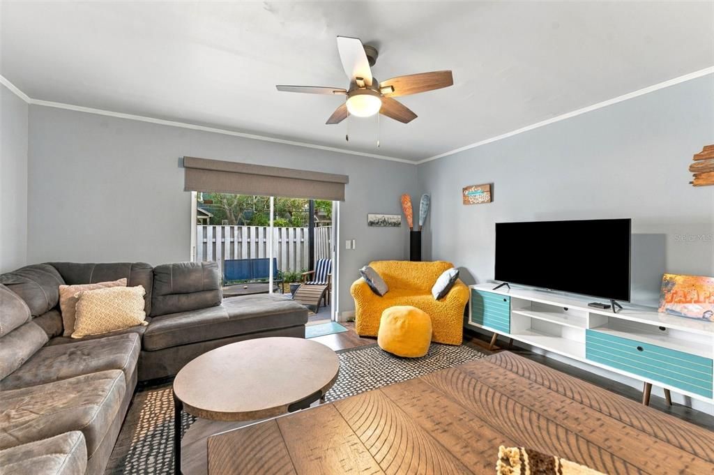 For Sale: $345,000 (1 beds, 1 baths, 684 Square Feet)