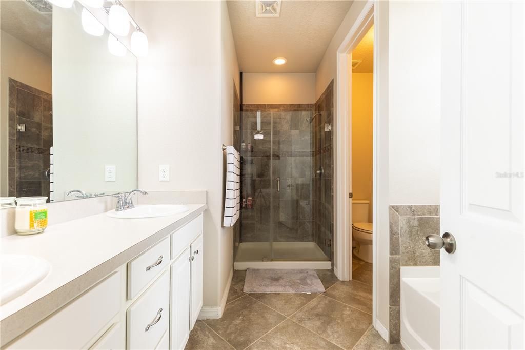 For Sale: $500,000 (3 beds, 2 baths, 2416 Square Feet)