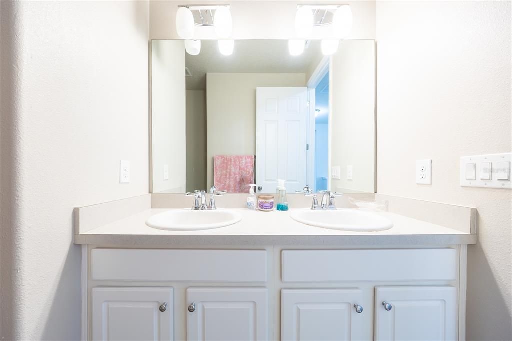 For Sale: $500,000 (3 beds, 2 baths, 2416 Square Feet)