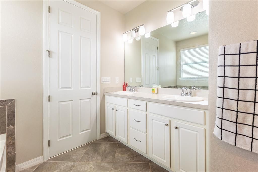 For Sale: $500,000 (3 beds, 2 baths, 2416 Square Feet)