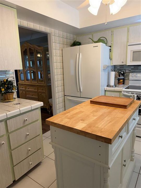 For Sale: $184,900 (2 beds, 2 baths, 1195 Square Feet)