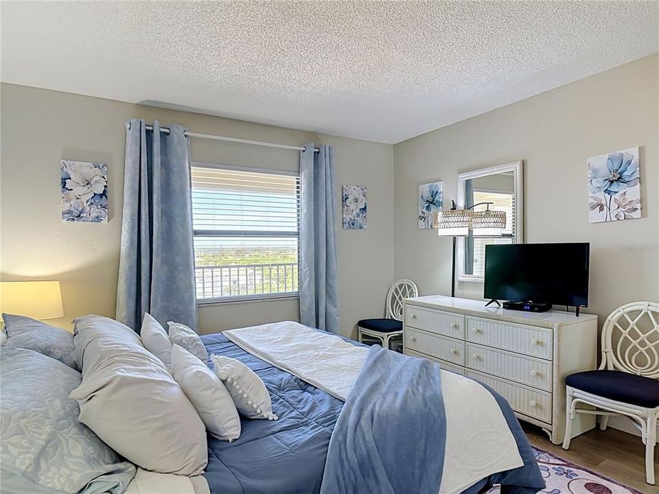 For Sale: $249,900 (2 beds, 2 baths, 925 Square Feet)