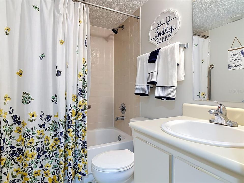 For Sale: $249,900 (2 beds, 2 baths, 925 Square Feet)