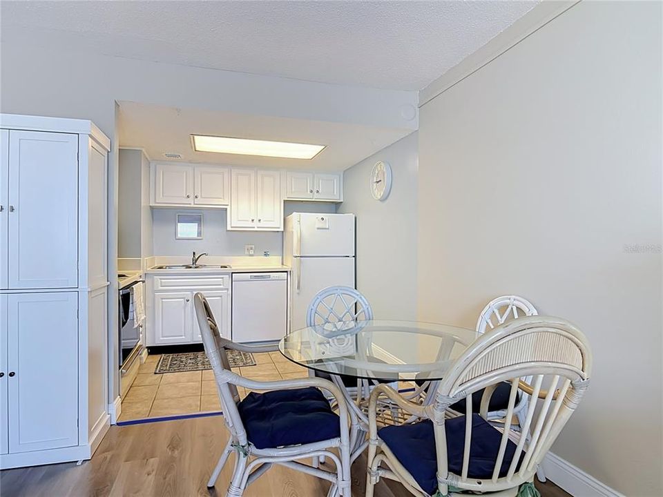 For Sale: $249,900 (2 beds, 2 baths, 925 Square Feet)