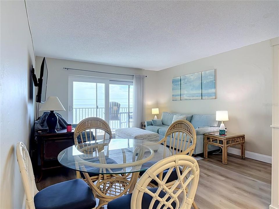 For Sale: $249,900 (2 beds, 2 baths, 925 Square Feet)