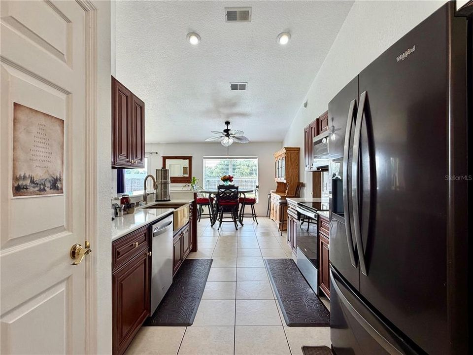 En Venta: $265,000 (4 camas, 2 baños, 1643 Pies cuadrados)