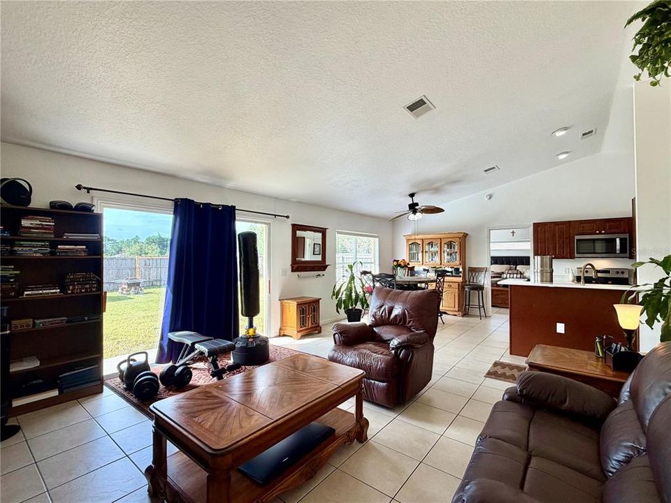 En Venta: $265,000 (4 camas, 2 baños, 1643 Pies cuadrados)