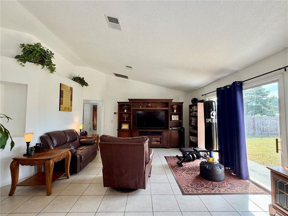 En Venta: $265,000 (4 camas, 2 baños, 1643 Pies cuadrados)