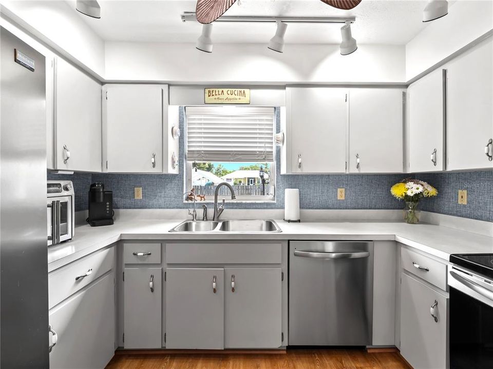 For Sale: $365,000 (2 beds, 2 baths, 1680 Square Feet)