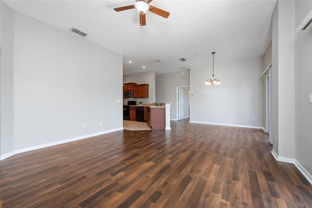 For Rent: $2,095 (2 beds, 2 baths, 1305 Square Feet)