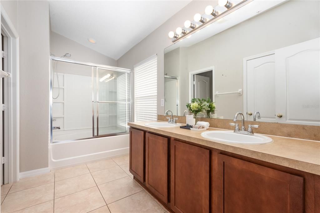 For Rent: $2,095 (2 beds, 2 baths, 1305 Square Feet)