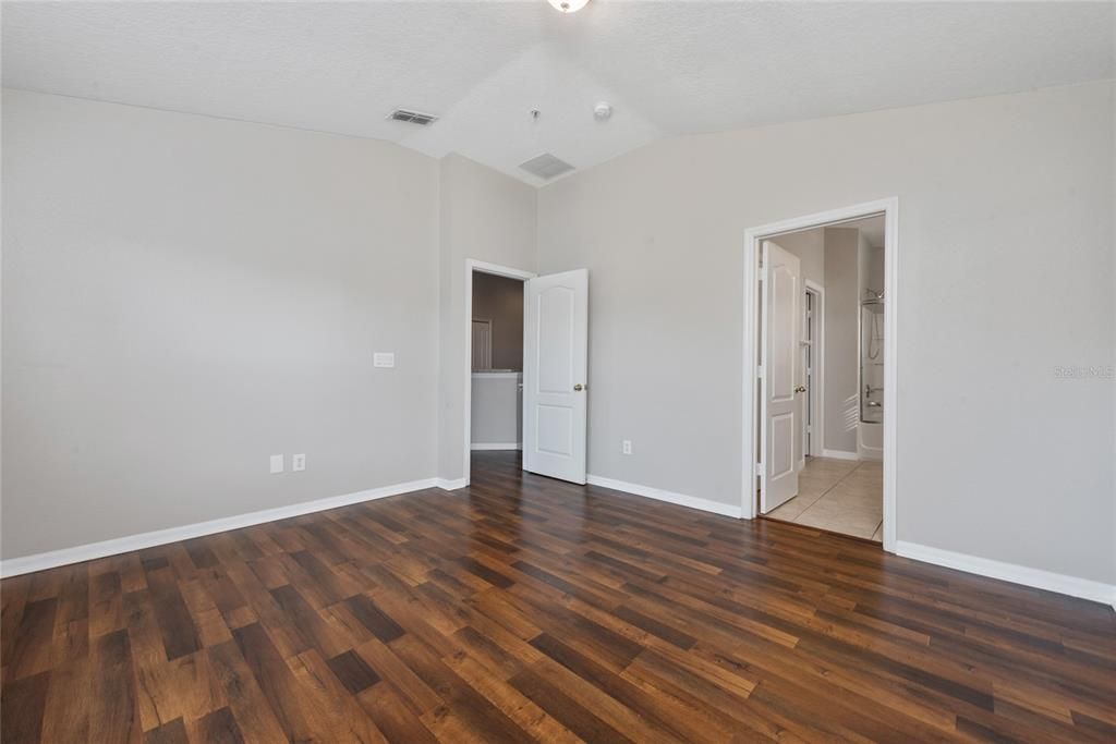 For Rent: $2,095 (2 beds, 2 baths, 1305 Square Feet)