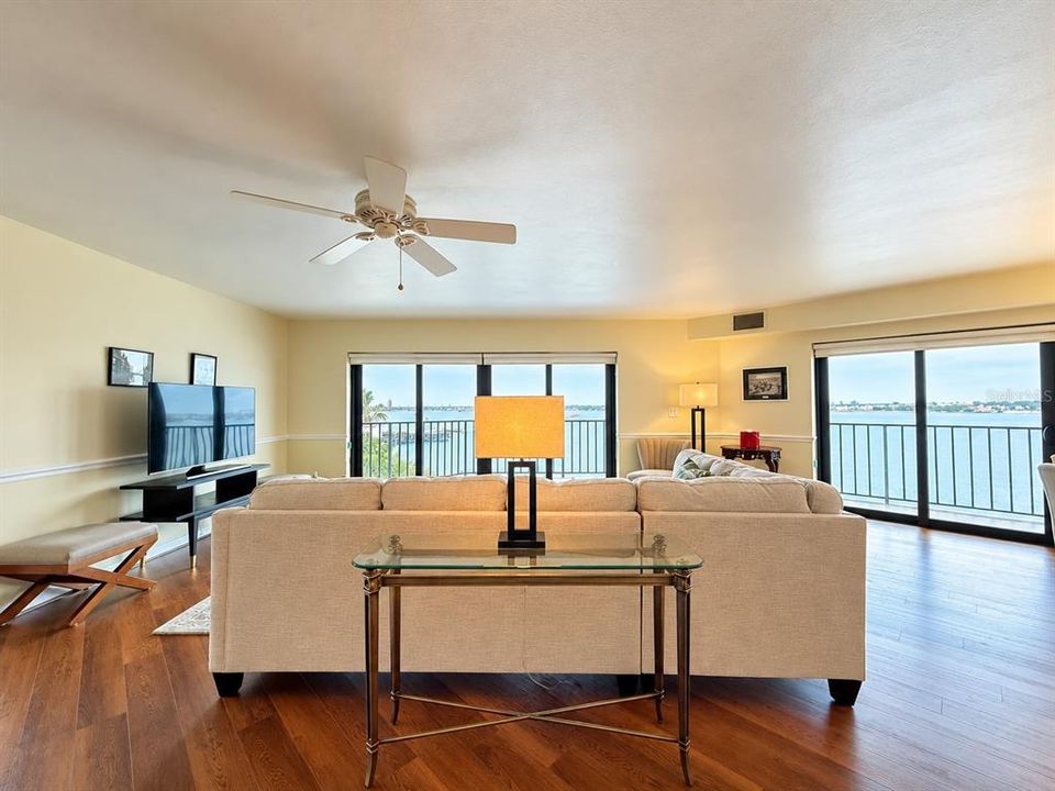 En Venta: $550,000 (3 camas, 3 baños, 2410 Pies cuadrados)
