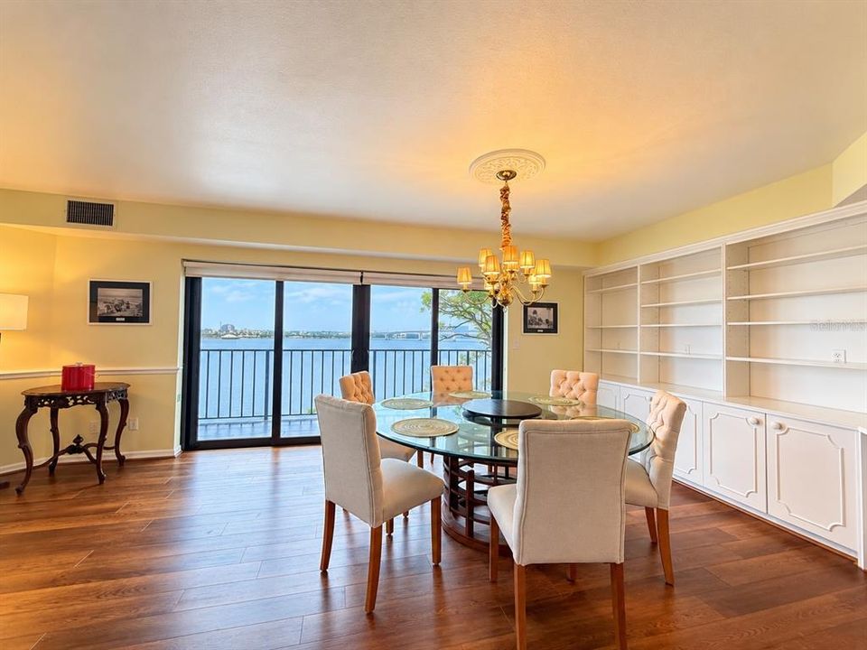 En Venta: $550,000 (3 camas, 3 baños, 2410 Pies cuadrados)
