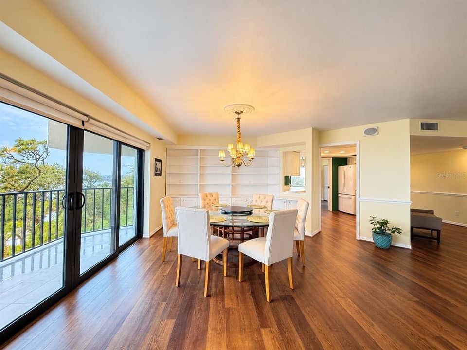 En Venta: $550,000 (3 camas, 3 baños, 2410 Pies cuadrados)