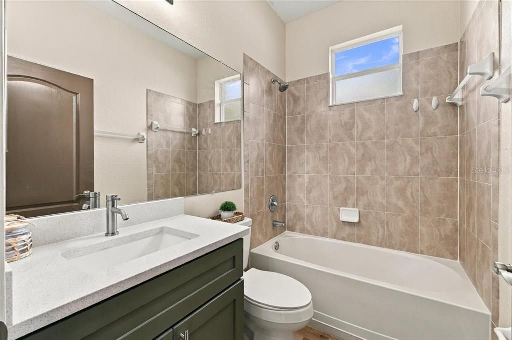 На продажу: $349,900 (3 спален, 2 ванн, 1435 Квадратных фут)