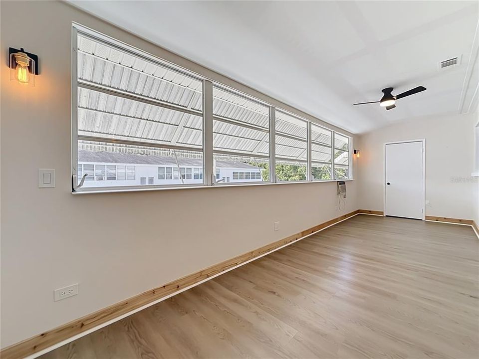 На продажу: $129,900 (2 спален, 1 ванн, 870 Квадратных фут)