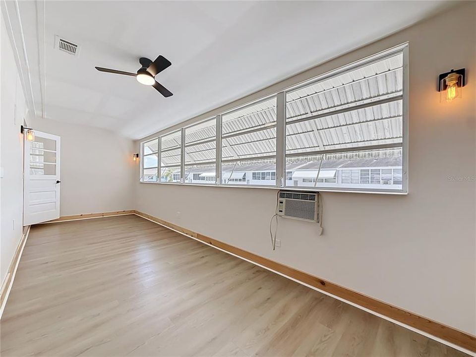 На продажу: $129,900 (2 спален, 1 ванн, 870 Квадратных фут)