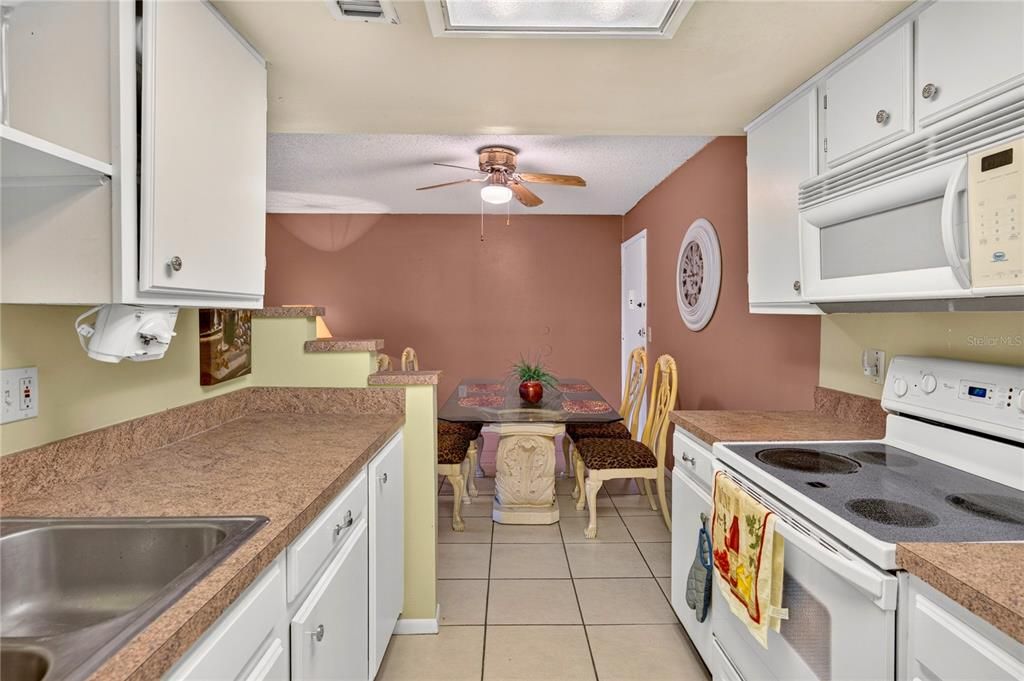 For Sale: $135,000 (2 beds, 2 baths, 897 Square Feet)