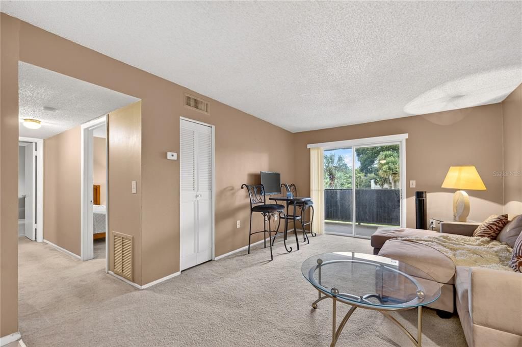 For Sale: $135,000 (2 beds, 2 baths, 897 Square Feet)