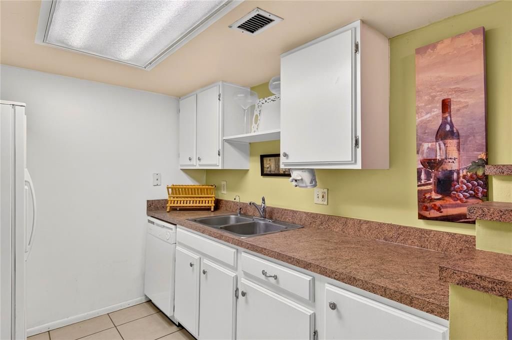 For Sale: $135,000 (2 beds, 2 baths, 897 Square Feet)