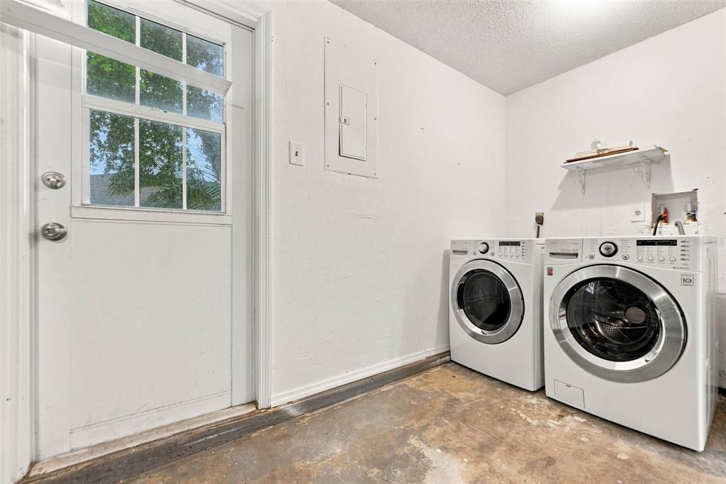For Sale: $349,900 (3 beds, 2 baths, 1036 Square Feet)