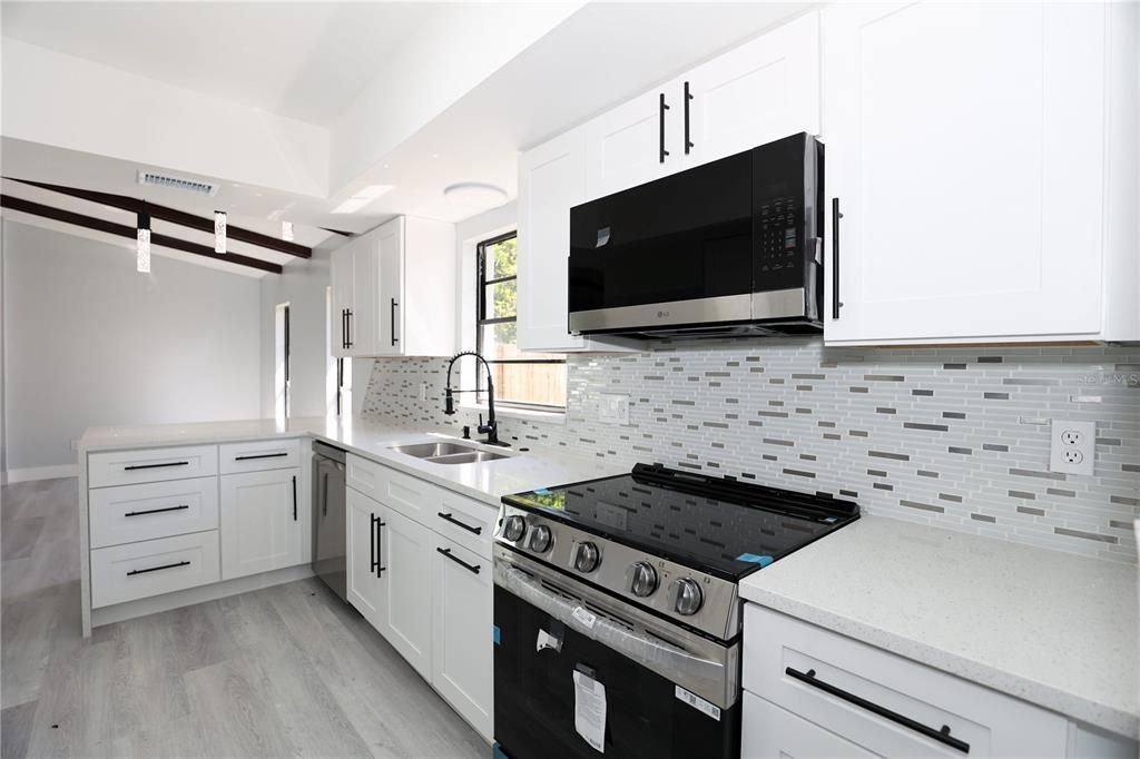 На продажу: $460,000 (4 спален, 2 ванн, 1719 Квадратных фут)