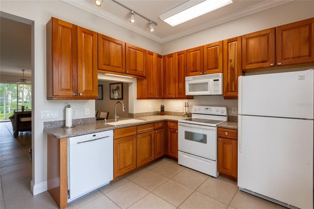For Sale: $289,000 (2 beds, 2 baths, 1128 Square Feet)