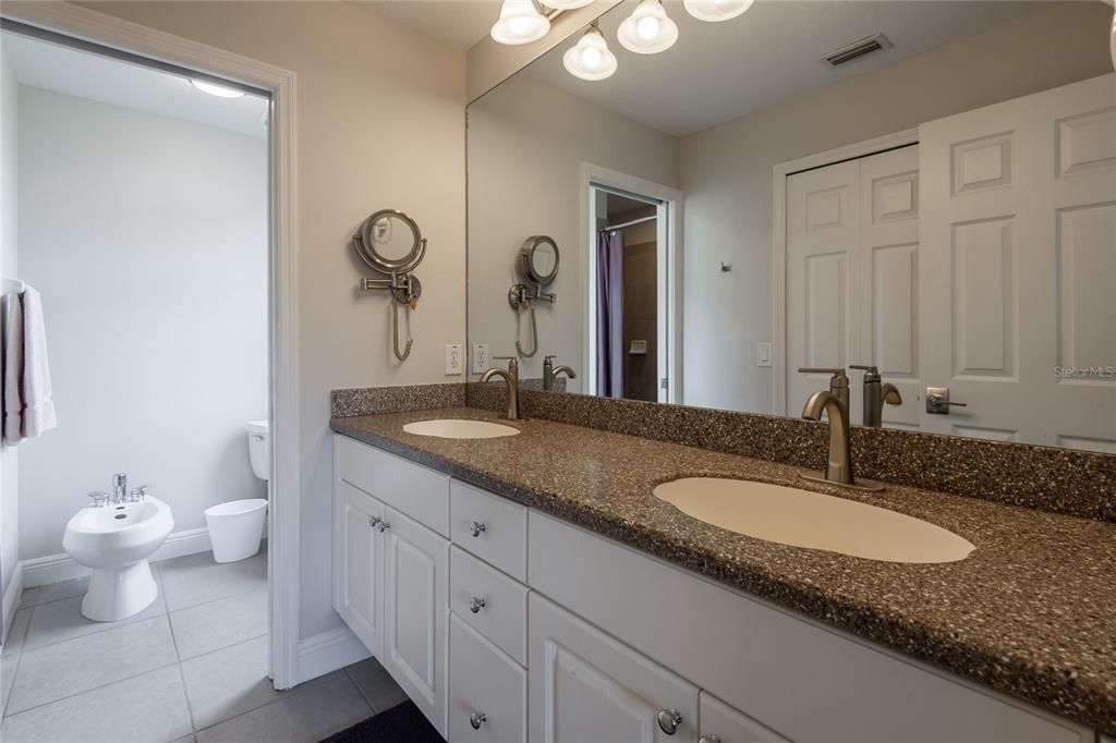 For Sale: $289,000 (2 beds, 2 baths, 1128 Square Feet)