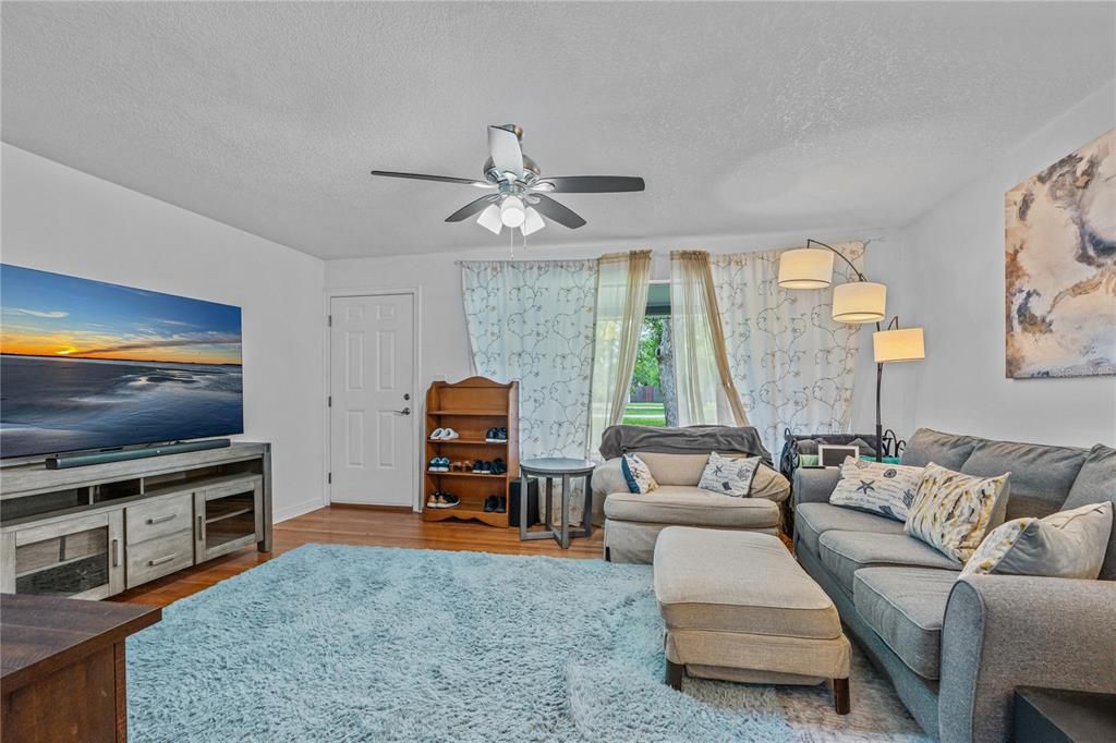 На продажу: $329,900 (3 спален, 2 ванн, 1320 Квадратных фут)