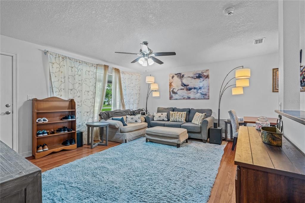 На продажу: $329,900 (3 спален, 2 ванн, 1320 Квадратных фут)