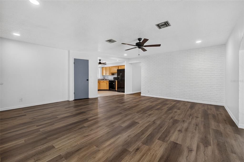 For Sale: $450,000 (3 beds, 2 baths, 1552 Square Feet)