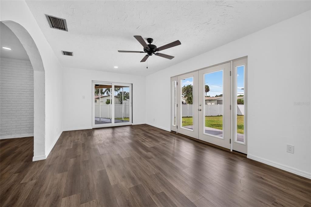 For Sale: $450,000 (3 beds, 2 baths, 1552 Square Feet)