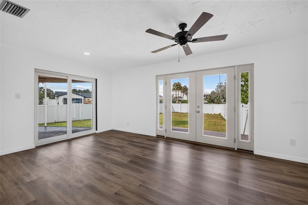 For Sale: $450,000 (3 beds, 2 baths, 1552 Square Feet)
