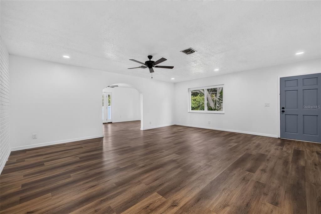For Sale: $450,000 (3 beds, 2 baths, 1552 Square Feet)